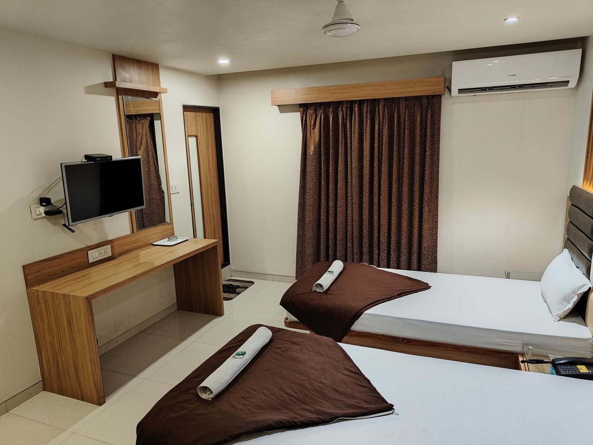 Hotel Sahyog & Rooms Surat Exterior photo