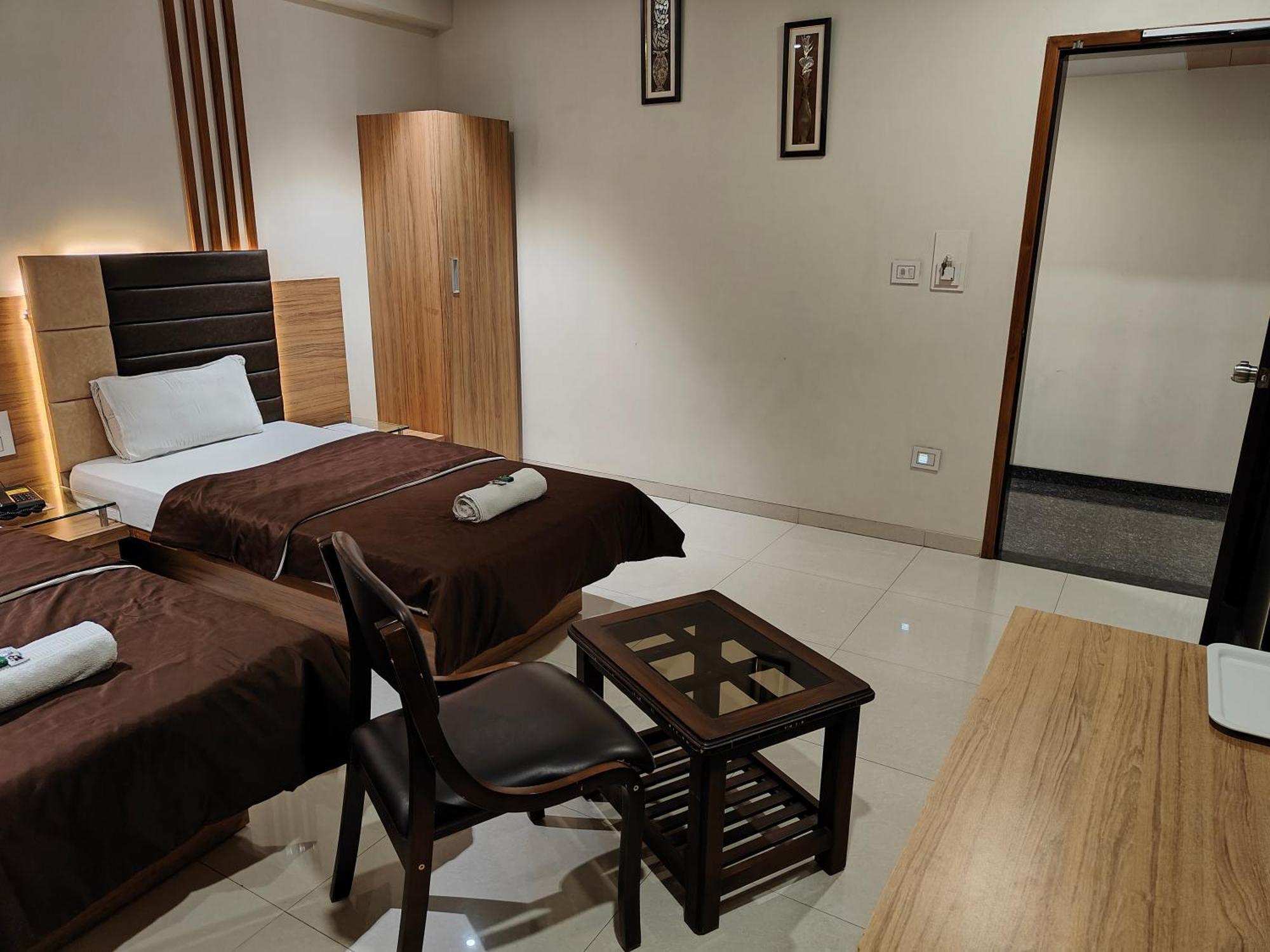 Hotel Sahyog & Rooms Surat Exterior photo