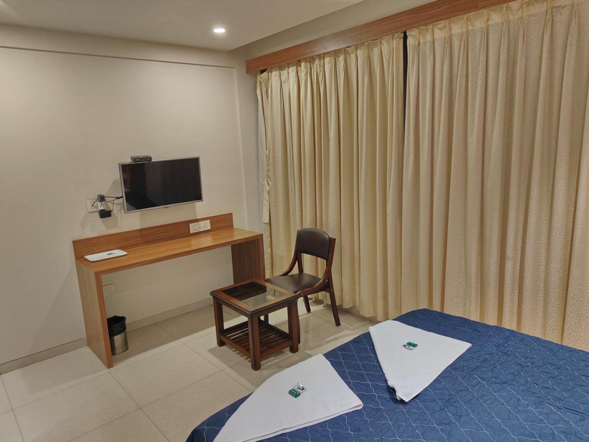 Hotel Sahyog & Rooms Surat Exterior photo